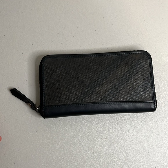 ■Authentic Burberry long wallet check round zipper long wallet PVC leather dark - Picture 2 of 10